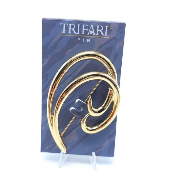Vintage Trifari Gold-Tone Swirl Brooch Pin Elegant Jewelry Accessory NOS - Picture 1 of 5